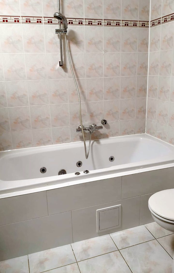Gerenoveerde badkamer met nieuw bad
