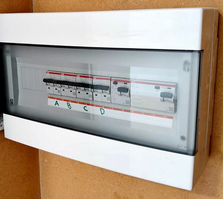 Nieuwe zekeringkast met gelabelde automaten