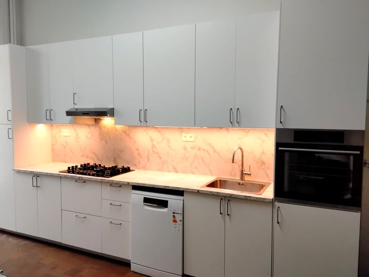 Witte keuken met marmerlook achterwand, inbouwoven en onderbouwverlichting, door KALIX