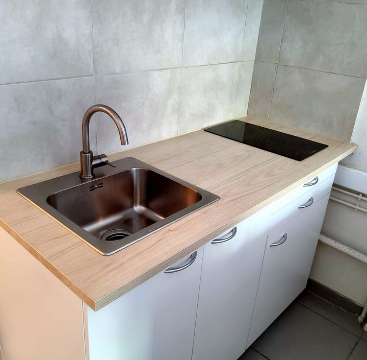 Gerenoveerde kitchenette met eiken werkblad, spoelbak en kookplaat