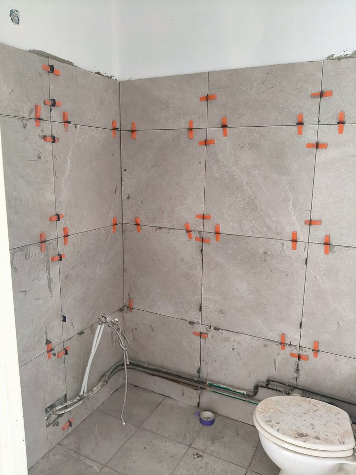 Wand- en vloertegels in uitvoering in een badkamer