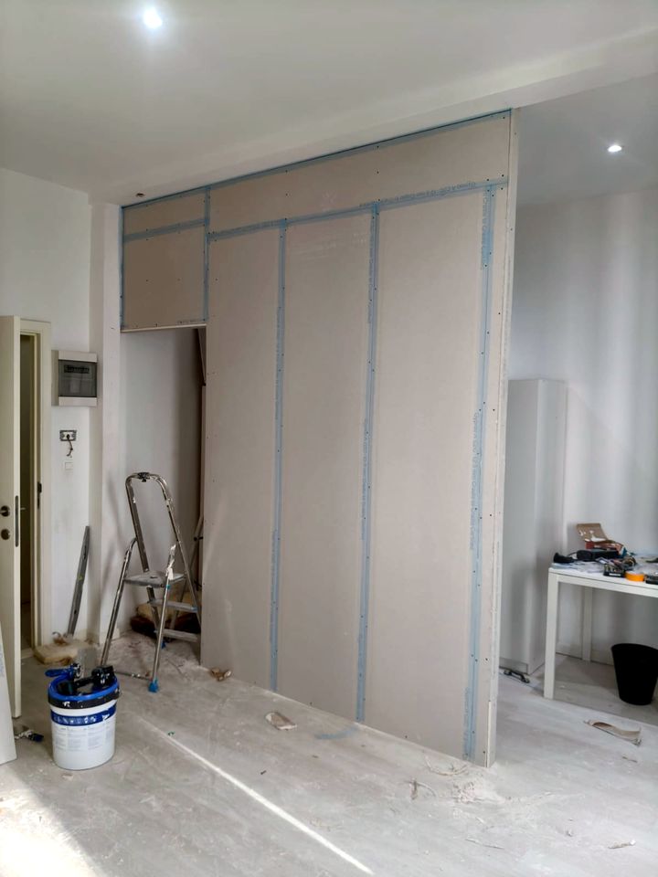 Nieuwe wand bekleed met gyprocplaten