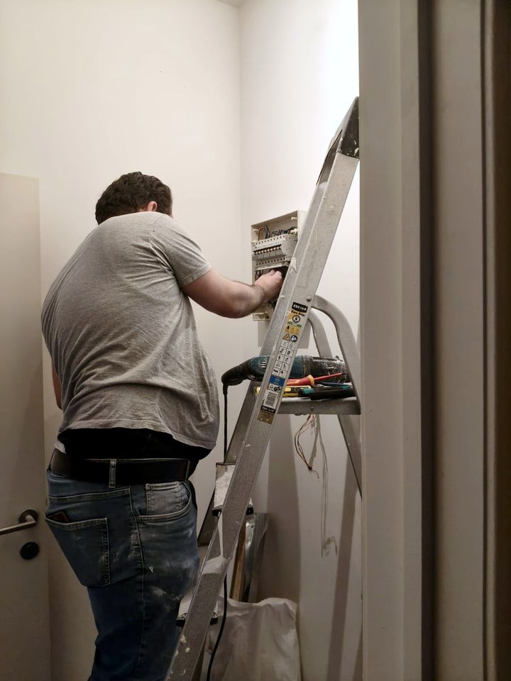KALIX-elektricien aan het werk aan de zekeringkast