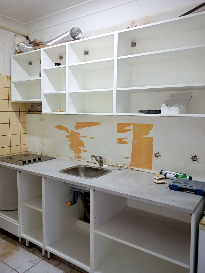 Nieuwe keukenkasten geplaatst, vóór het werkblad
