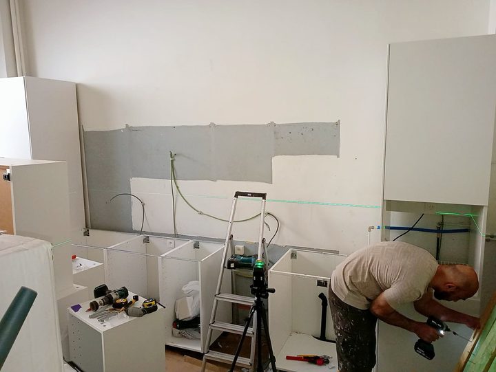 KALIX-team plaatst een nieuwe keuken