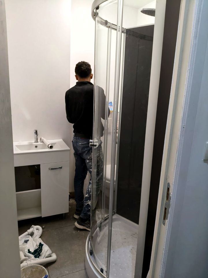 KALIX-team plaatst een douche en badmeubel