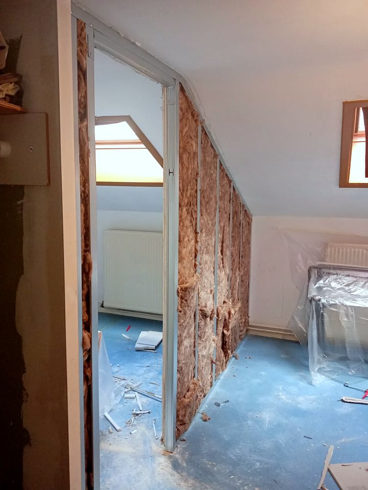 Oude wand afgebroken tot op de isolatie