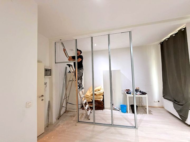 KALIX-team bouwt een metal-stud wandstructuur